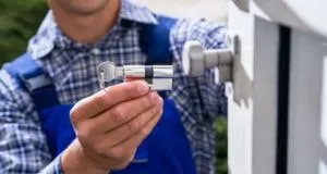 Troca de segredo de fechadura de porta em Goiânia